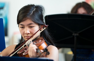 women playing the violin